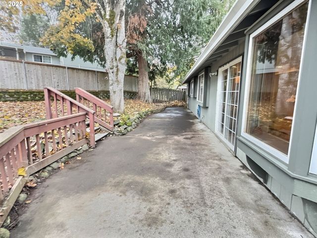 377 Se BARNES Ave, Gresham, OR 97080