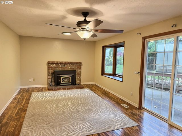 377 Se BARNES Ave, Gresham, OR 97080