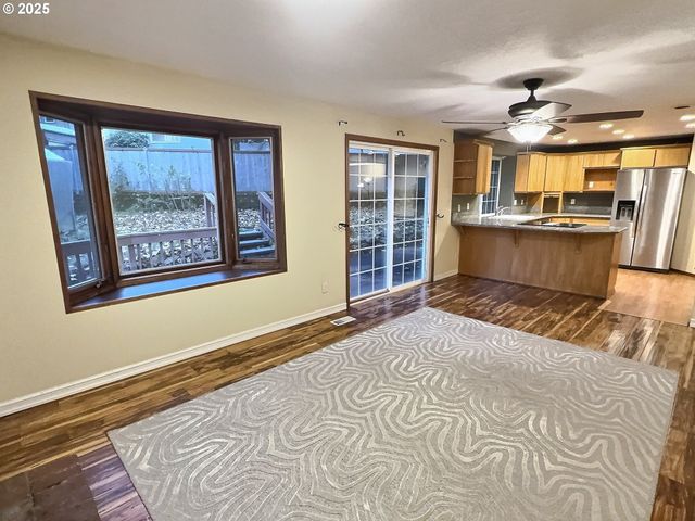 377 Se BARNES Ave, Gresham, OR 97080