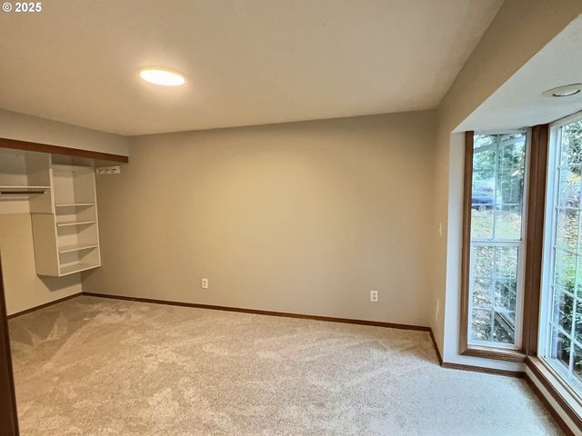 377 Se BARNES Ave, Gresham, OR 97080