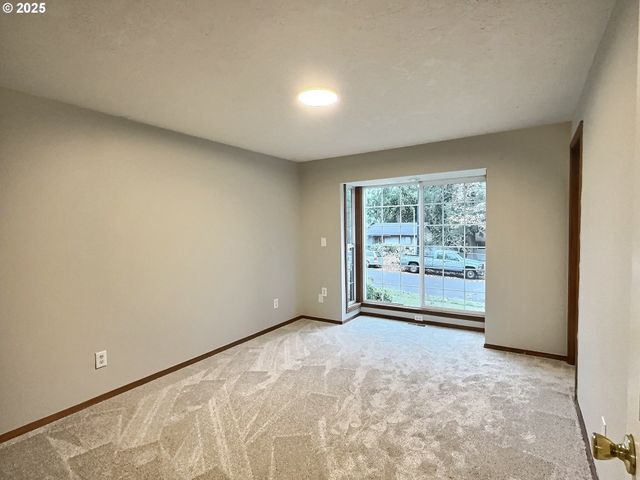 377 Se BARNES Ave, Gresham, OR 97080