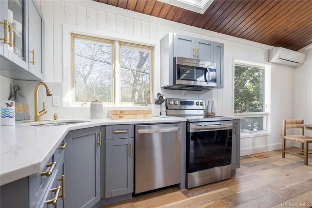 10 Cedar Avenue, Southampton, NY 11968