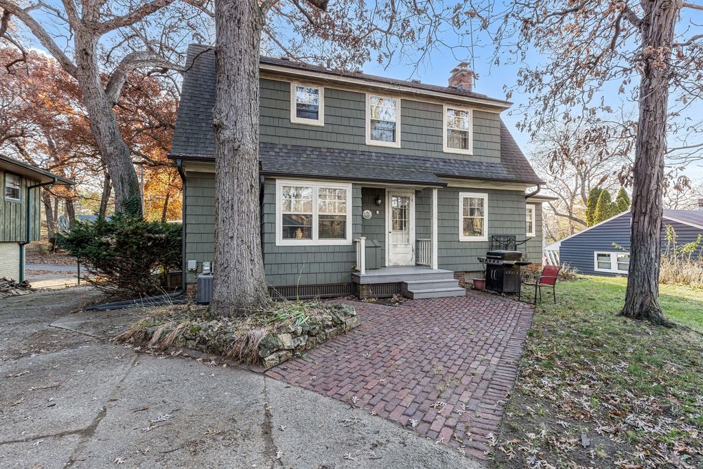 1326 Brownwood Drive, Rockford, IL 61107