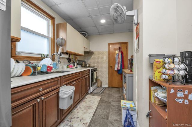 70 Hinsdale Avenue, Floral Park, NY 11001