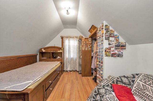 70 Hinsdale Avenue, Floral Park, NY 11001