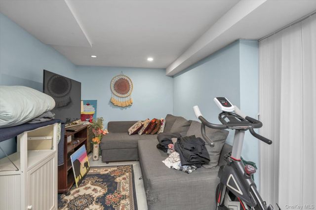 70 Hinsdale Avenue, Floral Park, NY 11001