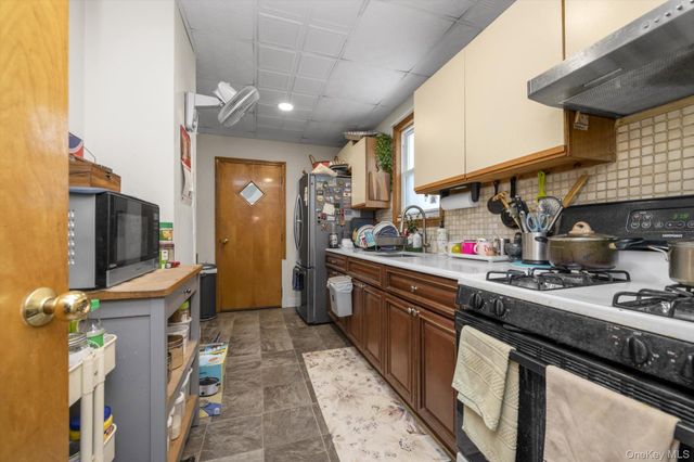 70 Hinsdale Avenue, Floral Park, NY 11001