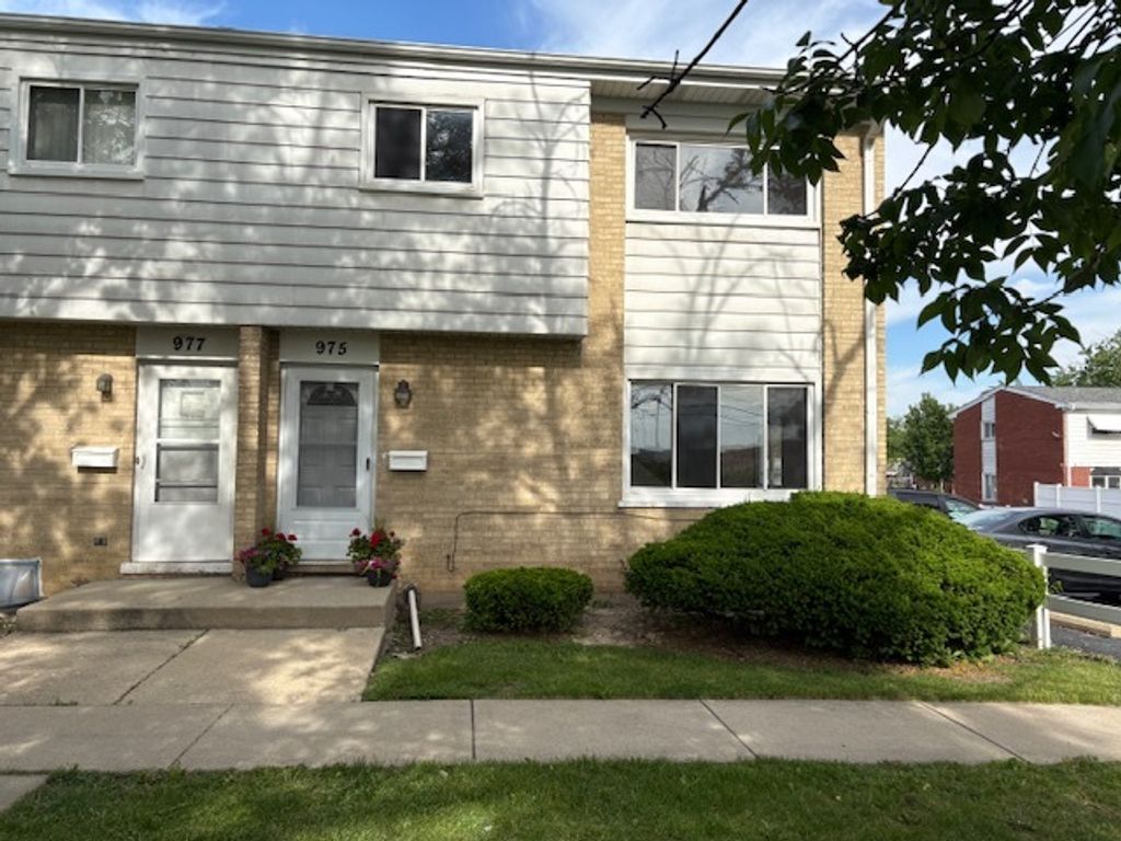 Image 1 of property listing at 975 N York Street, Elmhurst, IL 60126