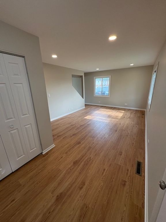 Image 2 of property listing at 975 N York Street, Elmhurst, IL 60126