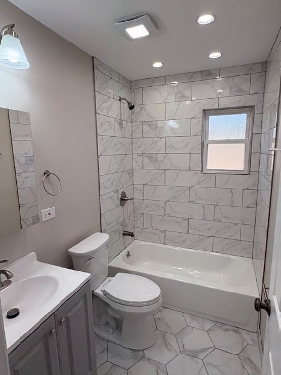 Image 11 of property listing at 975 N York Street, Elmhurst, IL 60126