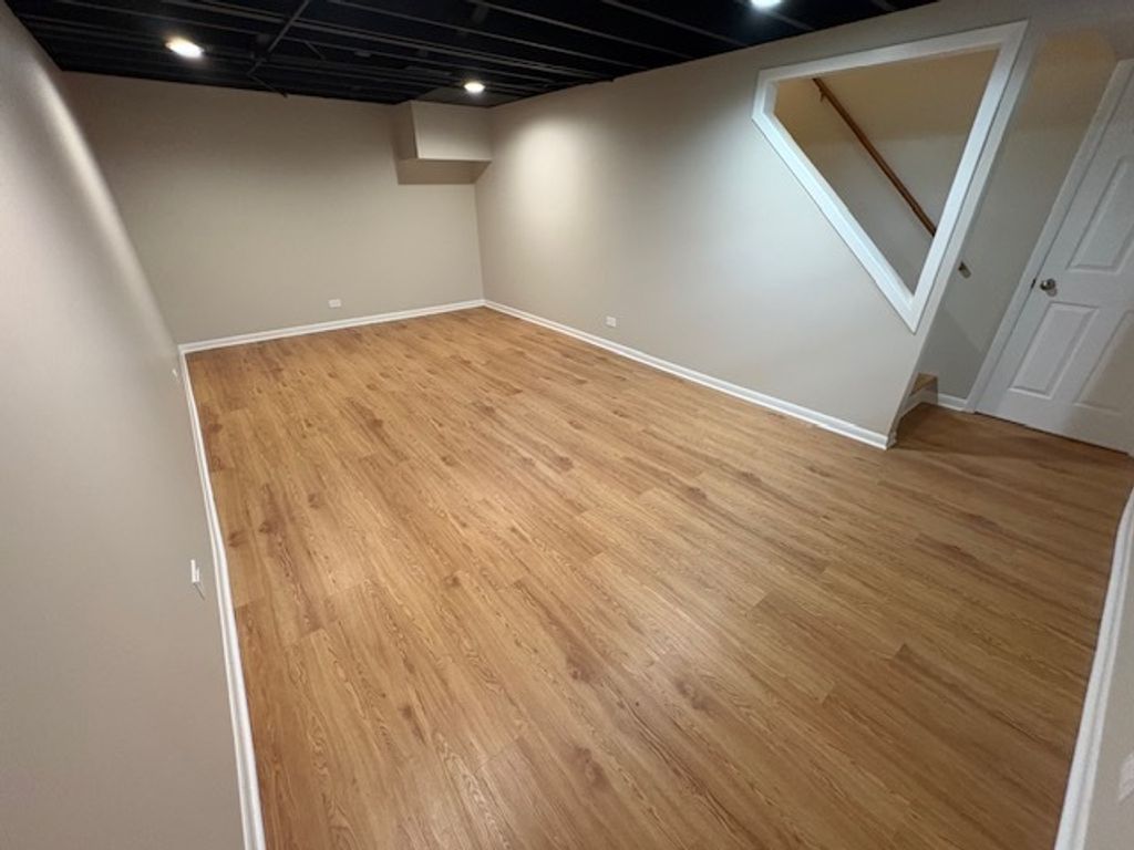 Image 16 of property listing at 975 N York Street, Elmhurst, IL 60126