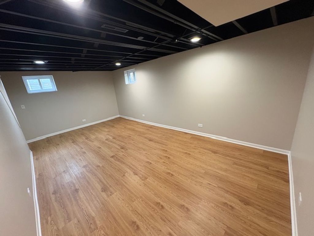 Image 17 of property listing at 975 N York Street, Elmhurst, IL 60126