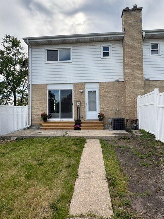 Image 19 of property listing at 975 N York Street, Elmhurst, IL 60126