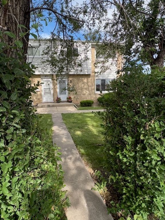 Image 20 of property listing at 975 N York Street, Elmhurst, IL 60126