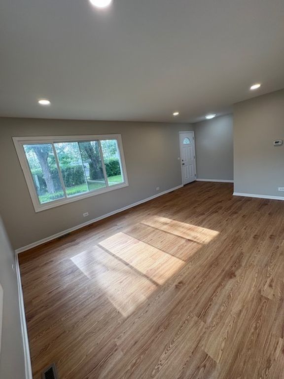 Image 3 of property listing at 975 N York Street, Elmhurst, IL 60126
