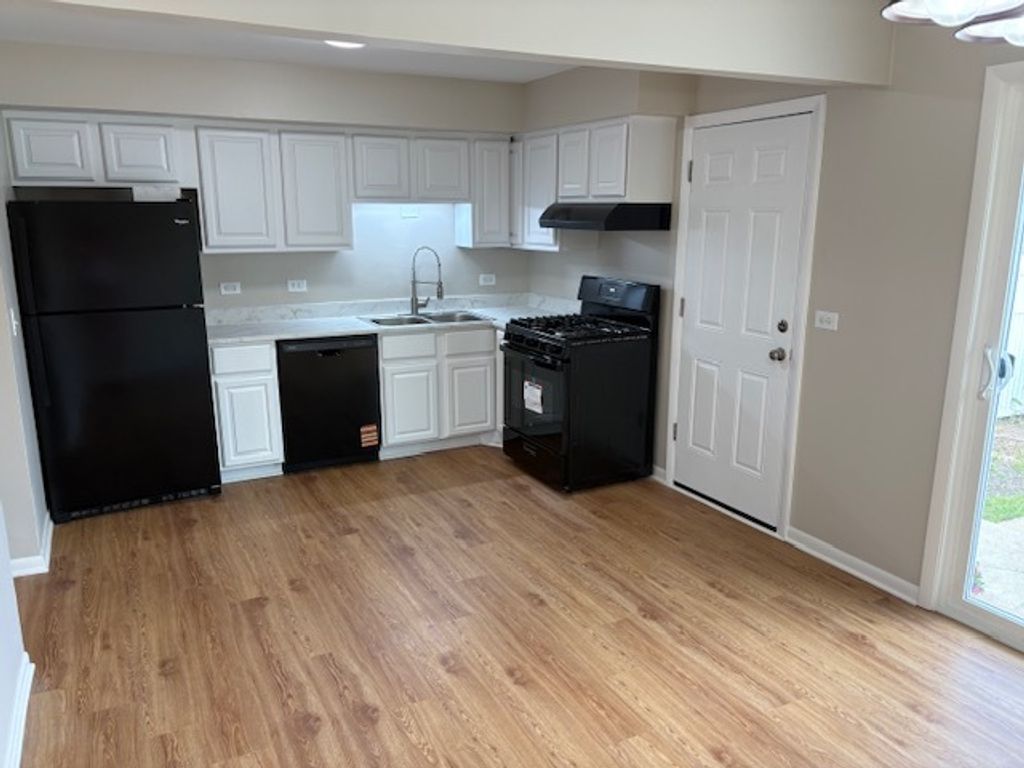 Image 5 of property listing at 975 N York Street, Elmhurst, IL 60126