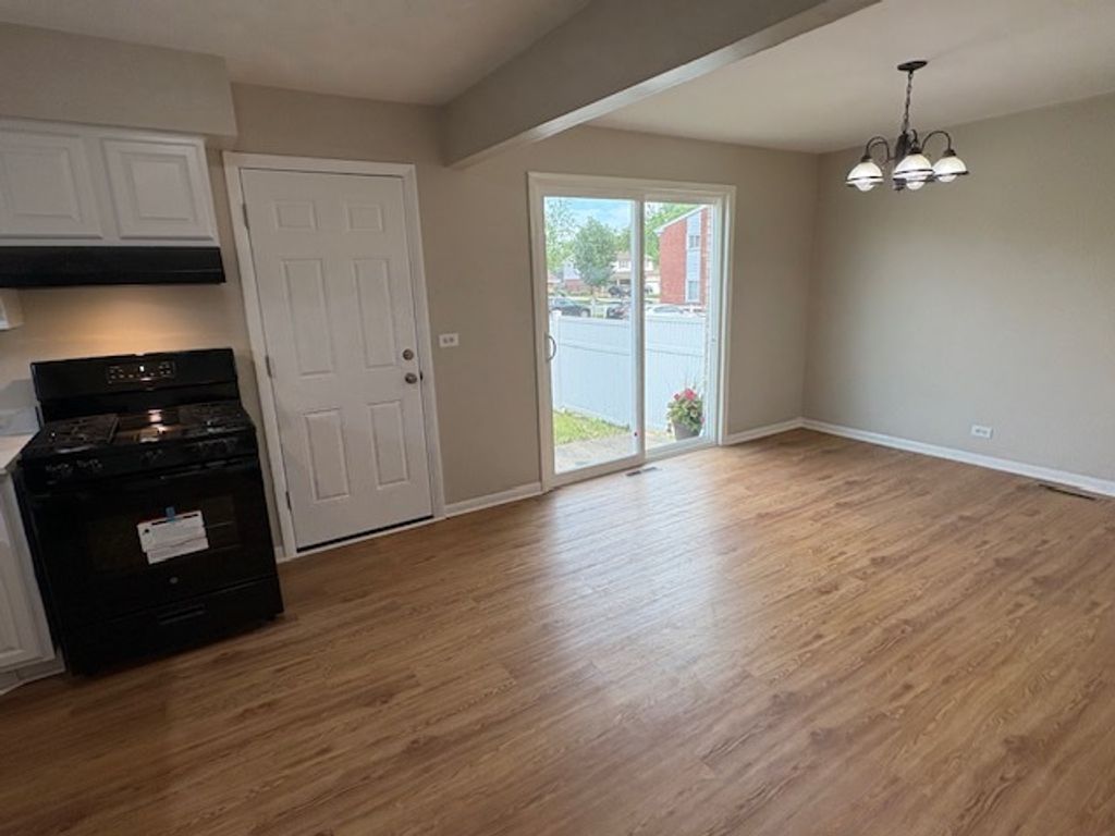 Image 6 of property listing at 975 N York Street, Elmhurst, IL 60126