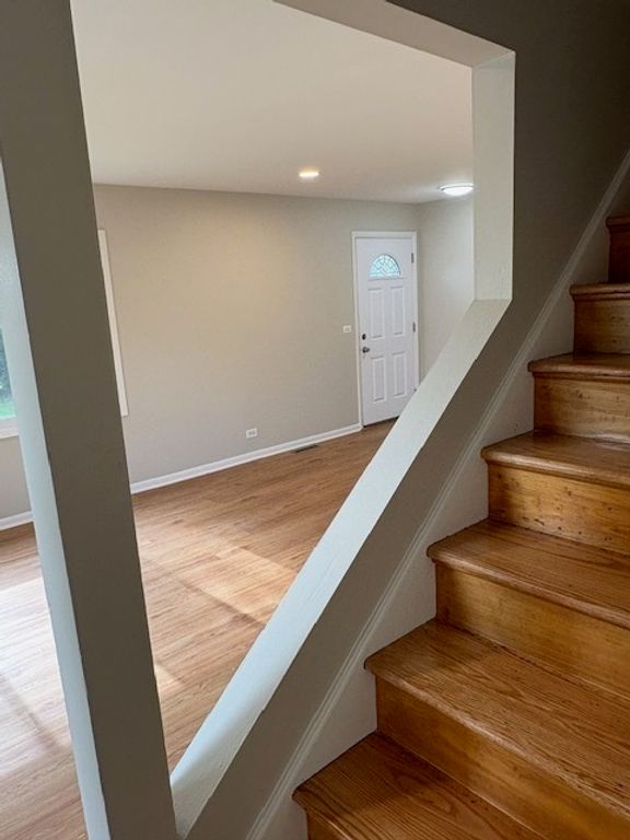 Image 8 of property listing at 975 N York Street, Elmhurst, IL 60126