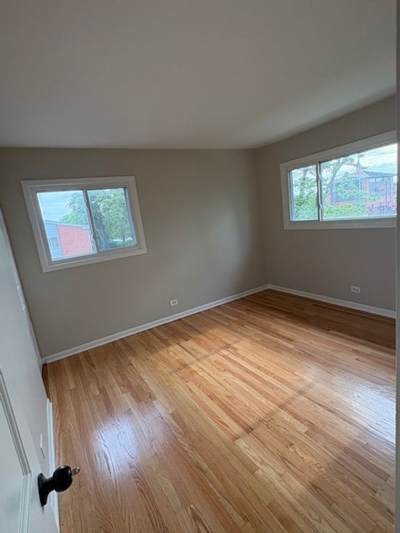 Image 9 of property listing at 975 N York Street, Elmhurst, IL 60126