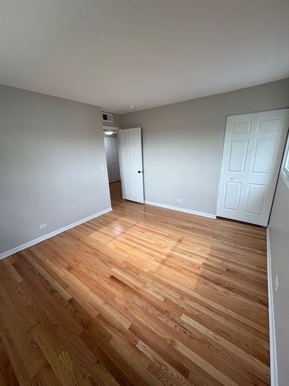 Image 10 of property listing at 975 N York Street, Elmhurst, IL 60126