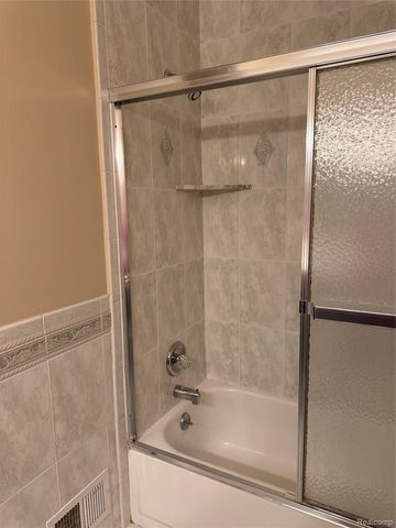 15792 CAMBRIDGE Drive, Clinton Charter Township, MI 48038