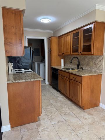 15792 CAMBRIDGE Drive, Clinton Charter Township, MI 48038
