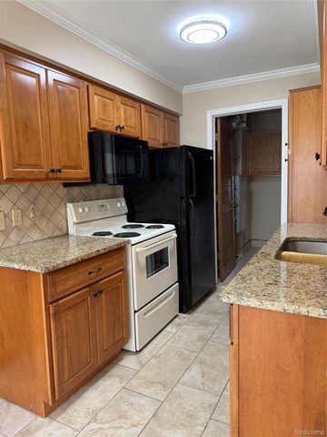 15792 CAMBRIDGE Drive, Clinton Charter Township, MI 48038