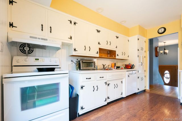 4 Manchester Drive, Bethpage, NY 11714