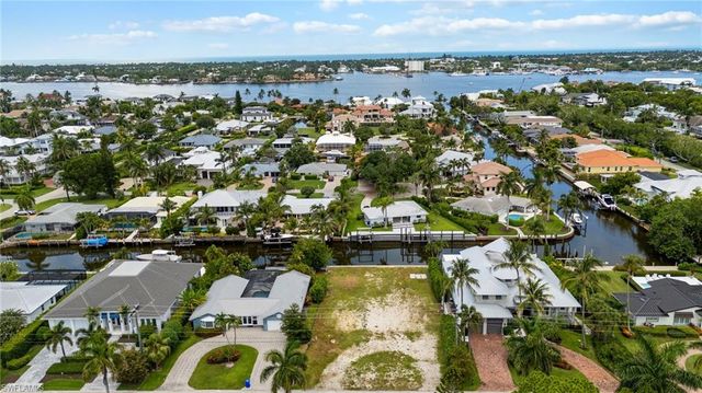 1530 Sandpiper ST, Naples, FL 34102