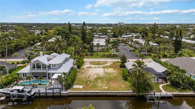 1530 Sandpiper ST, Naples, FL 34102