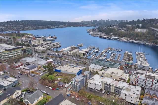 953 N 35th Street, Seattle, WA 98103