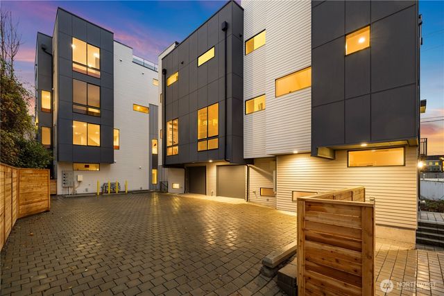 953 N 35th Street, Seattle, WA 98103