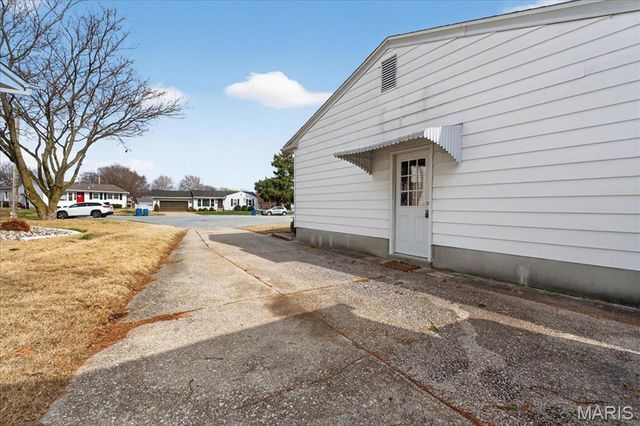 68 Barton Place, St Charles, MO 63301