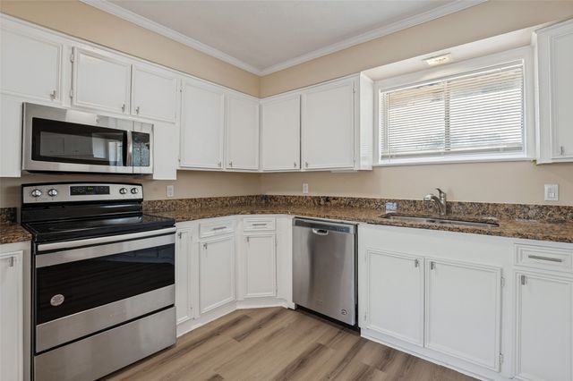 325 Crescent Drive, Grand Prairie, TX 75050