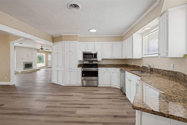 325 Crescent Drive, Grand Prairie, TX 75050