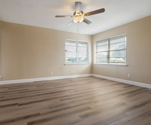 325 Crescent Drive, Grand Prairie, TX 75050