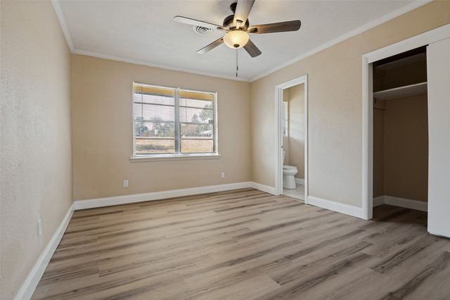 325 Crescent Drive, Grand Prairie, TX 75050