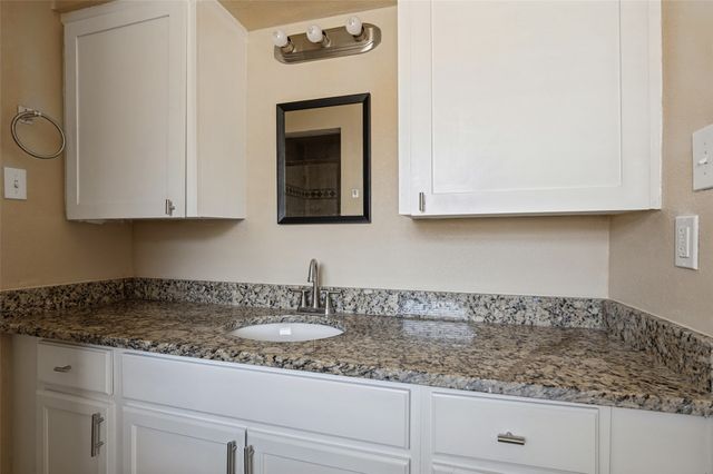 325 Crescent Drive, Grand Prairie, TX 75050