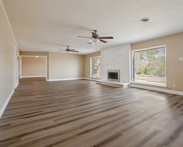 325 Crescent Drive, Grand Prairie, TX 75050