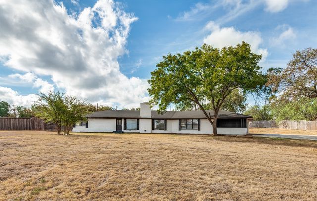 325 Crescent Drive, Grand Prairie, TX 75050