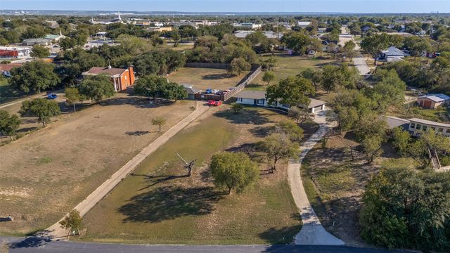 325 Crescent Drive, Grand Prairie, TX 75050