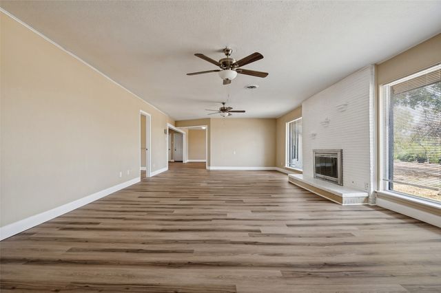 325 Crescent Drive, Grand Prairie, TX 75050