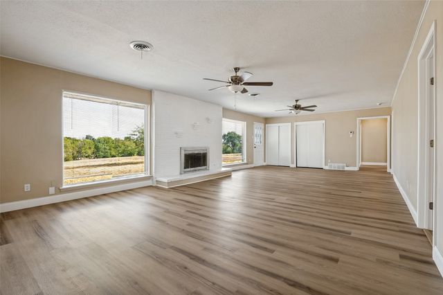 325 Crescent Drive, Grand Prairie, TX 75050