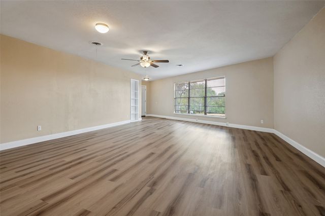 325 Crescent Drive, Grand Prairie, TX 75050