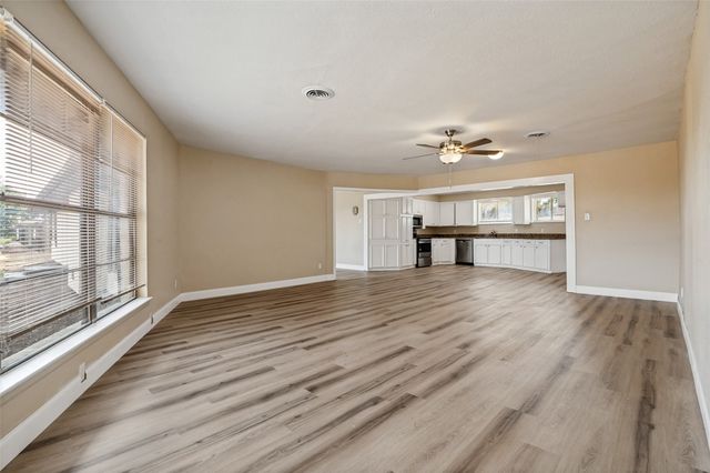 325 Crescent Drive, Grand Prairie, TX 75050