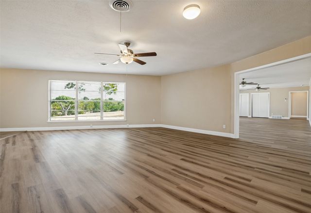 325 Crescent Drive, Grand Prairie, TX 75050