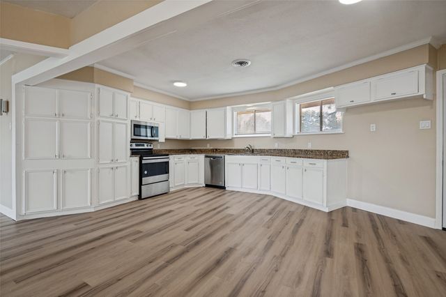 325 Crescent Drive, Grand Prairie, TX 75050