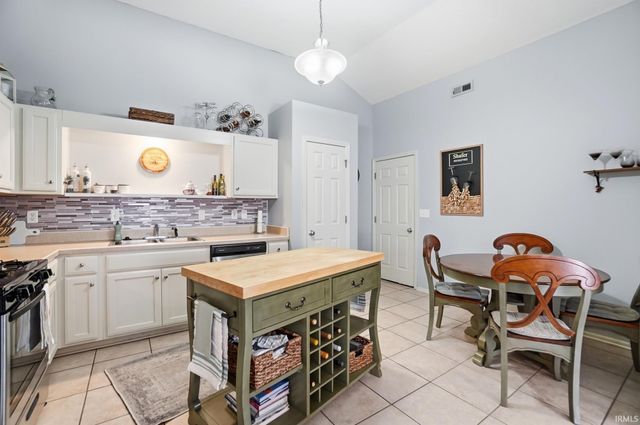 1918 Beechmont Drive, Fort Wayne, IN 46825