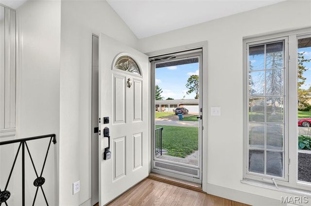 10121 Pinehurst Drive, St Louis, MO 63114