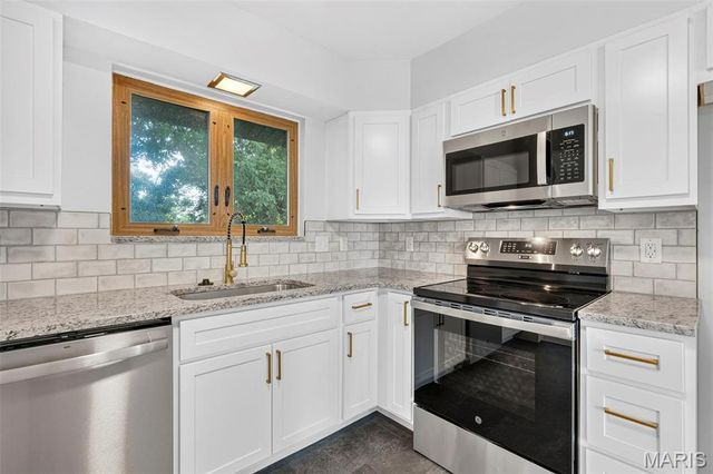 10121 Pinehurst Drive, St Louis, MO 63114